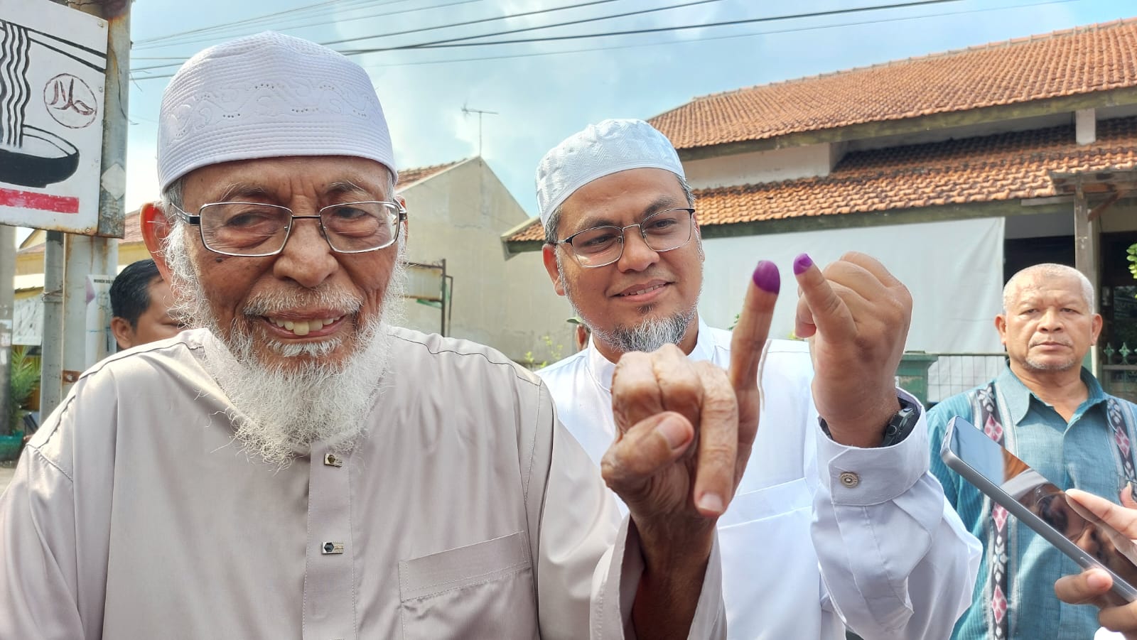 Bareng Keluarga Abu Bakar Baasyir Nyoblos Di Tps Gunakan Hak Pilih