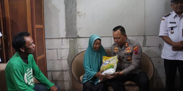 Kapolres Sukoharjo bantu orang tua