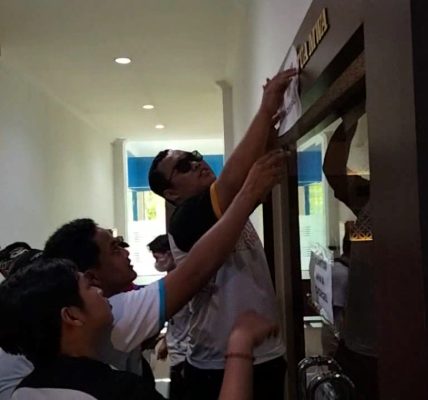 Mahasiswa FKOR UNS Segel Kantor MWA UNS