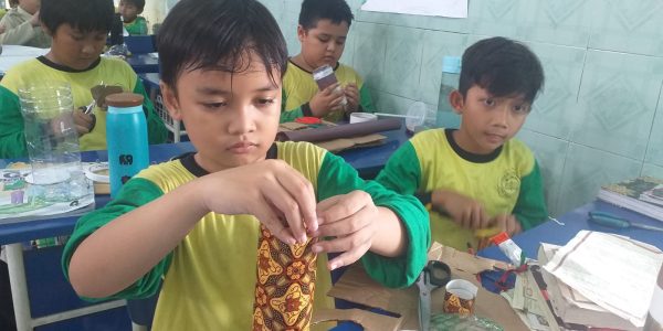 Siswa SDIT Nur Hidayah buat celengan