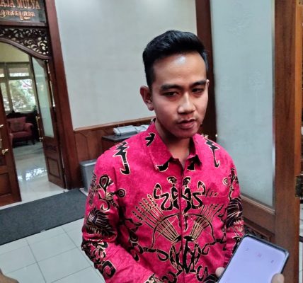 Walikota Solo Gibran baju merah