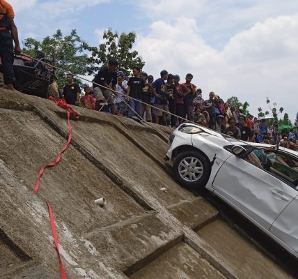 Mobil honda tercebur