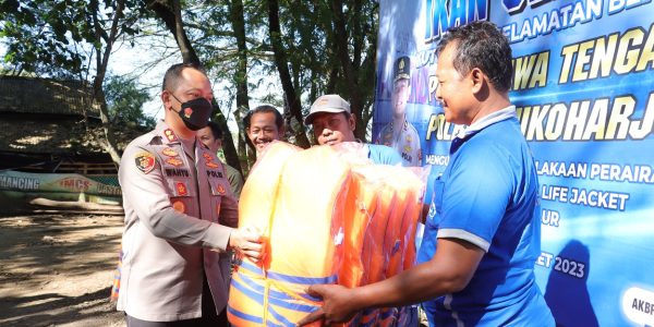 Polres Sukoharjo bagikan jaket