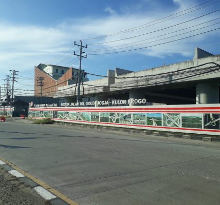 Pintu masuk jalan tol fungsional Solo - Jogja