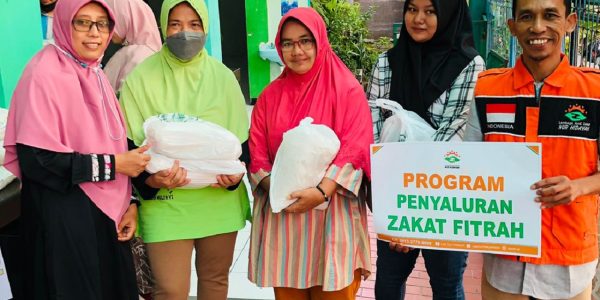 SDIT Nur Hidayah Bagikan zakat