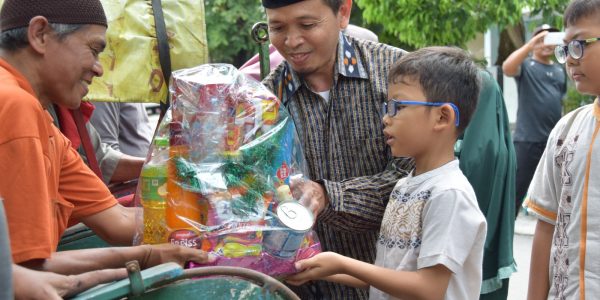 SDIT Nur Hidayah Berbagi Parcel Lebaran