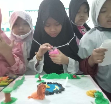 SDIT Nur Hidayah Solo Membuat Maket Kebun Binatang