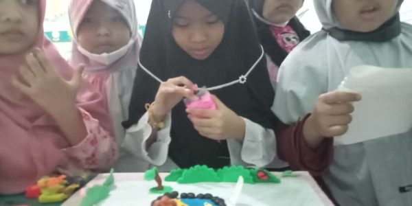 SDIT Nur Hidayah Solo Membuat Maket Kebun Binatang