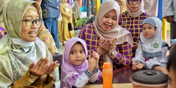 Ulfia Nur Yusuf Chaidir yang juga merupakan istri dari Bupati Maros