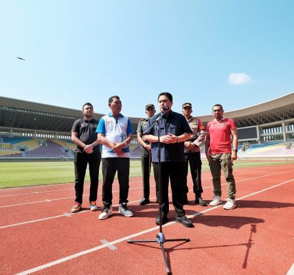 Erick thohir jumpa pers di stadion manahan