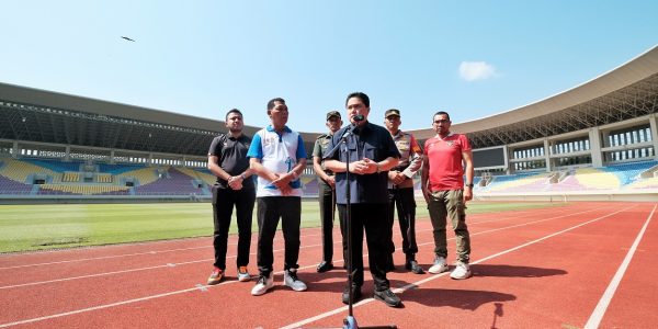 Erick thohir jumpa pers di stadion manahan