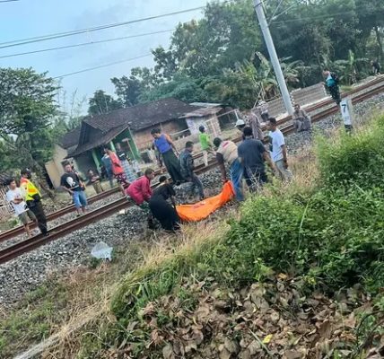 Kereta api tabrak pra asal palembang