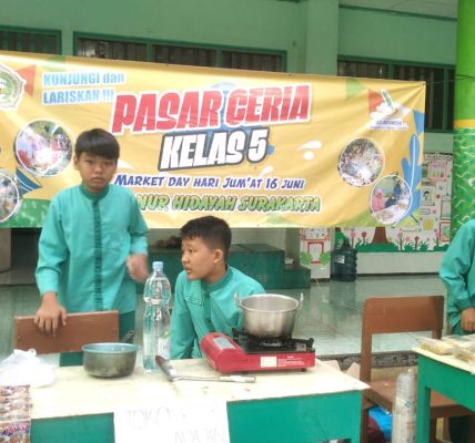 Siswa SDIT jualan