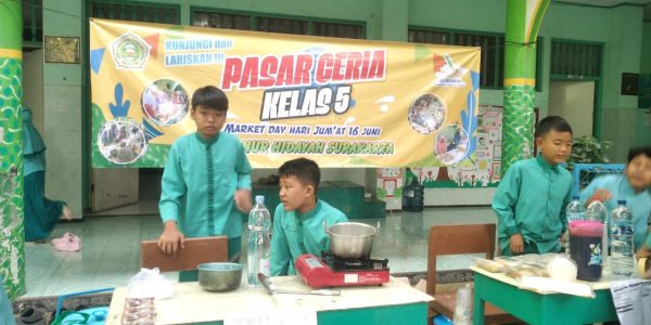 Siswa SDIT jualan