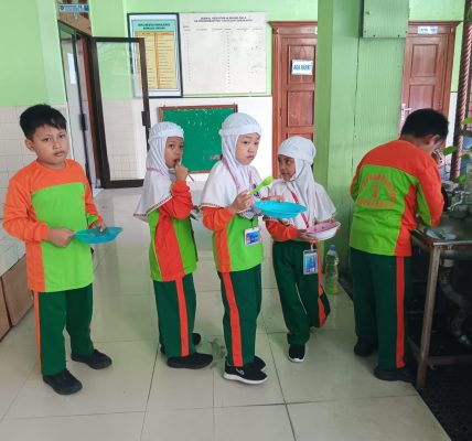 Siswa SD Muh 1 antri makan