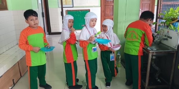 Siswa SD Muh 1 antri makan