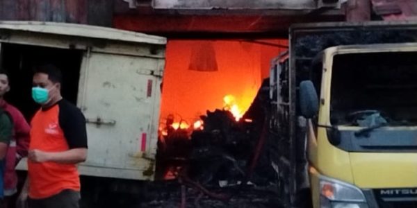 Gudang Kain di Manang terbakar