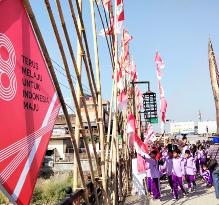 Siswa Hiasi Jembatan Tirtonadi dengan Ornamen Merah Putih