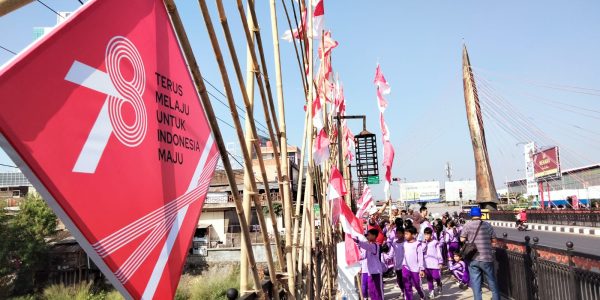 Siswa Hiasi Jembatan Tirtonadi dengan Ornamen Merah Putih