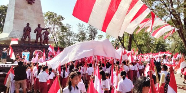 Siswa SD ribuan bendera