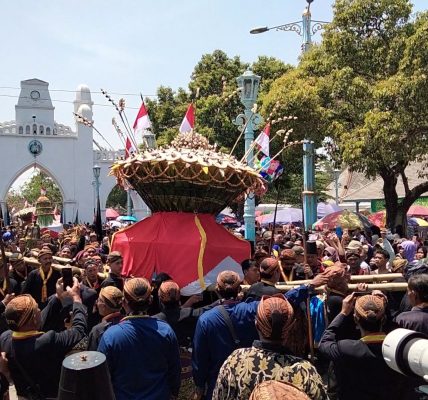 Grebek gunungan sekaten