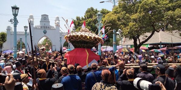 Grebek gunungan sekaten