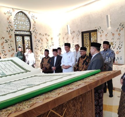 Presiden Jokowi serahkan al quran di masjid syeh zayed