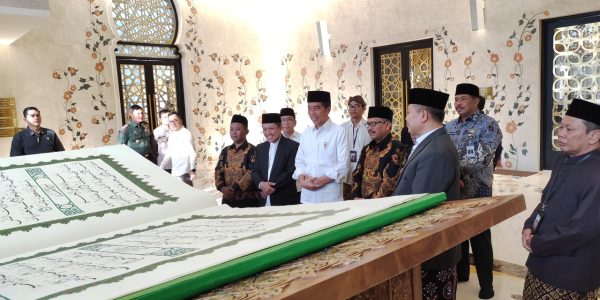 Presiden Jokowi serahkan al quran di masjid syeh zayed