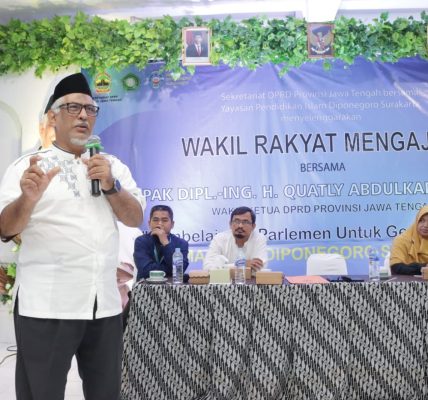 Quatly Mengajar di SMA Diponegoro