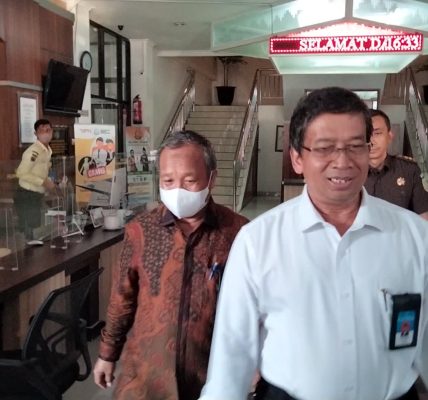 Rektor UNS di Kantor Kejari