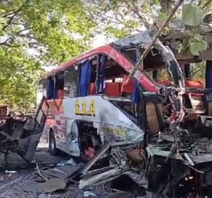 bus eka dan sugeng tabrakan