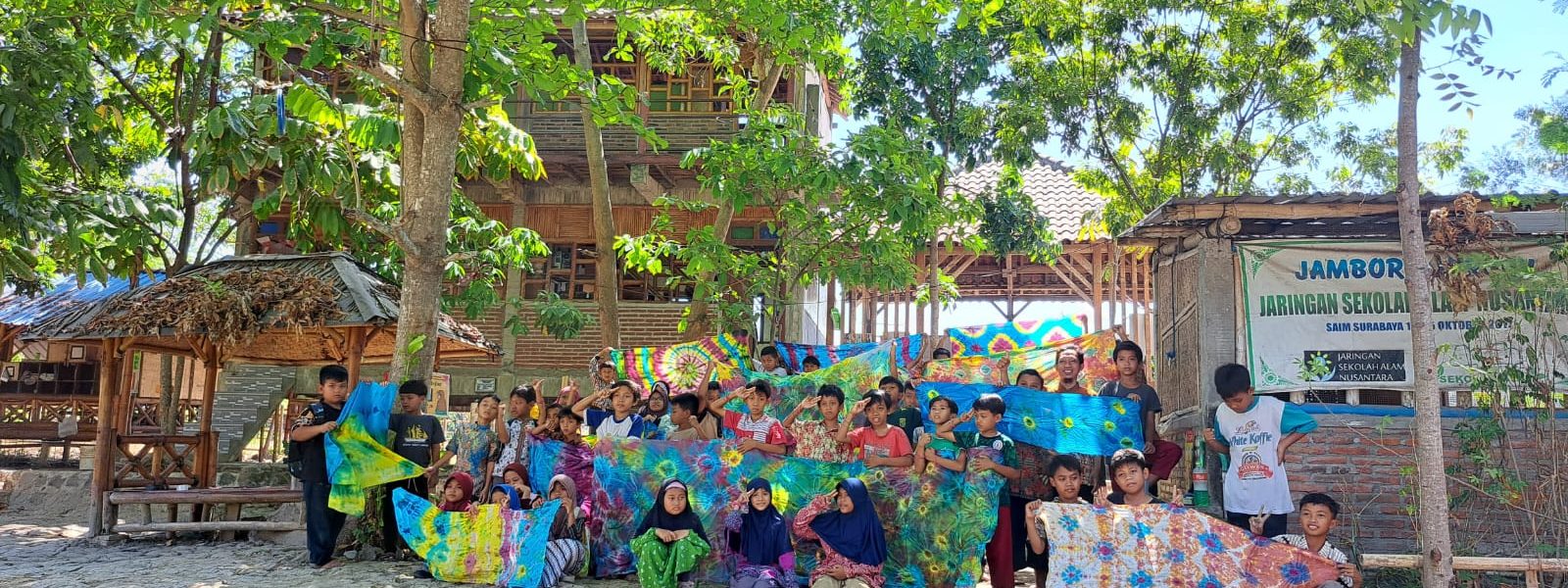 Sekolah alam aqila hari batik