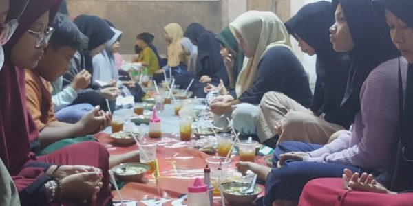 Anak yatim makan soto