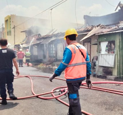 Kebakaran warga Sudiroprajan