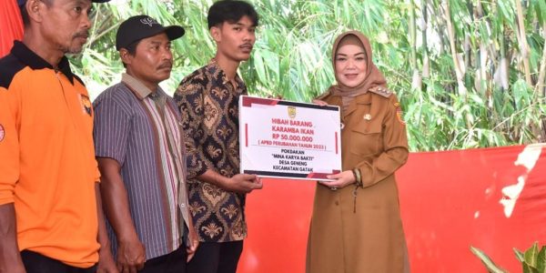 Bupati Sukoharjo serahkan bantuan ikan