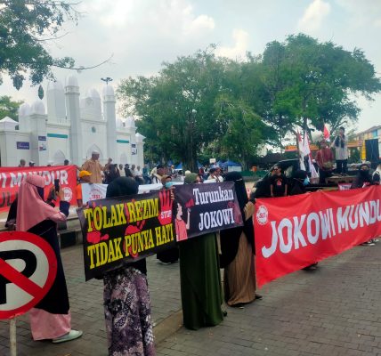 Aksi di depan Balaikota