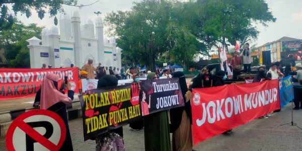 Aksi di depan Balaikota