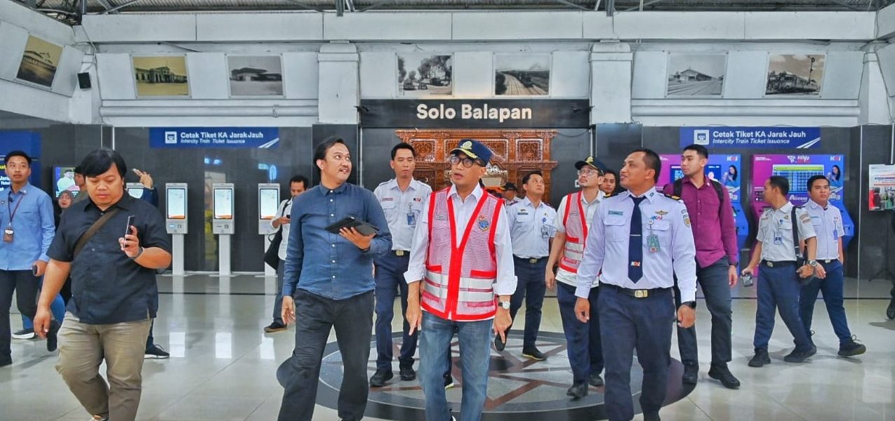 Menhub Budi Karya di Stasiun Balapan