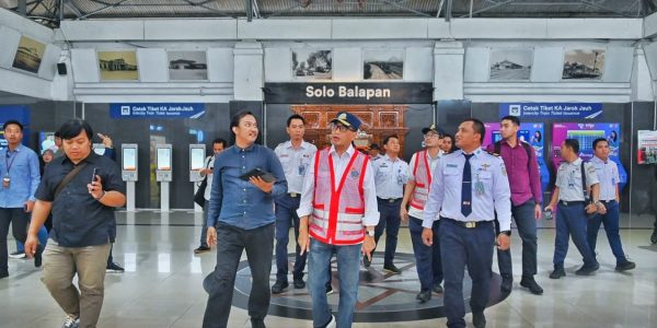 Menhub Budi Karya di Stasiun Balapan