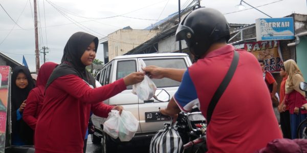 SD Muh Palur bagi takjil