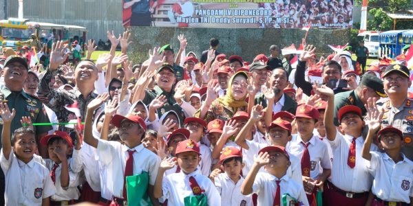 Pangdam IV Diponegoro Serahkan sepatu