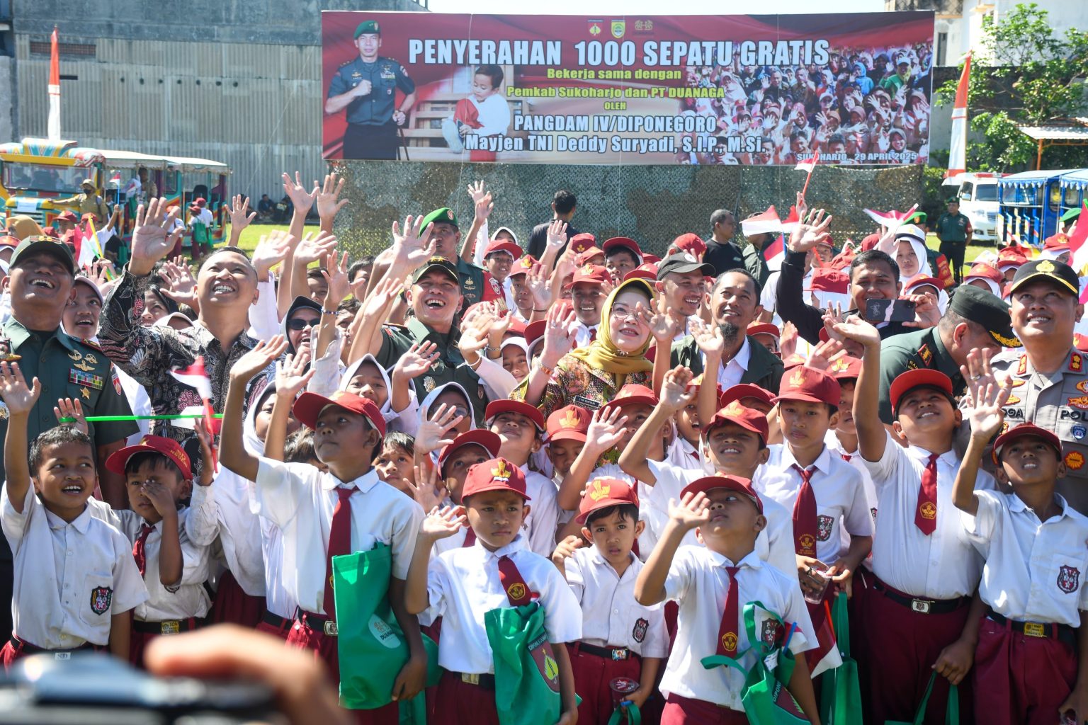 Pangdam IV Diponegoro Serahkan sepatu